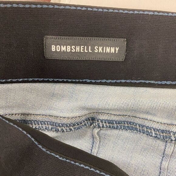 TORRID BOMBSHELL SKINNY JEANS- PREMIUM STRETCH‎ LIGHT WASH - Picture 4 of 7